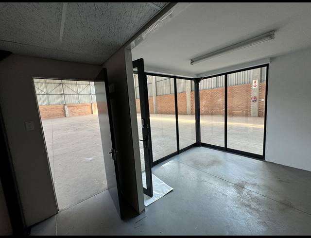 1,350M² WAREHOUSE TO LET IN JET PARK